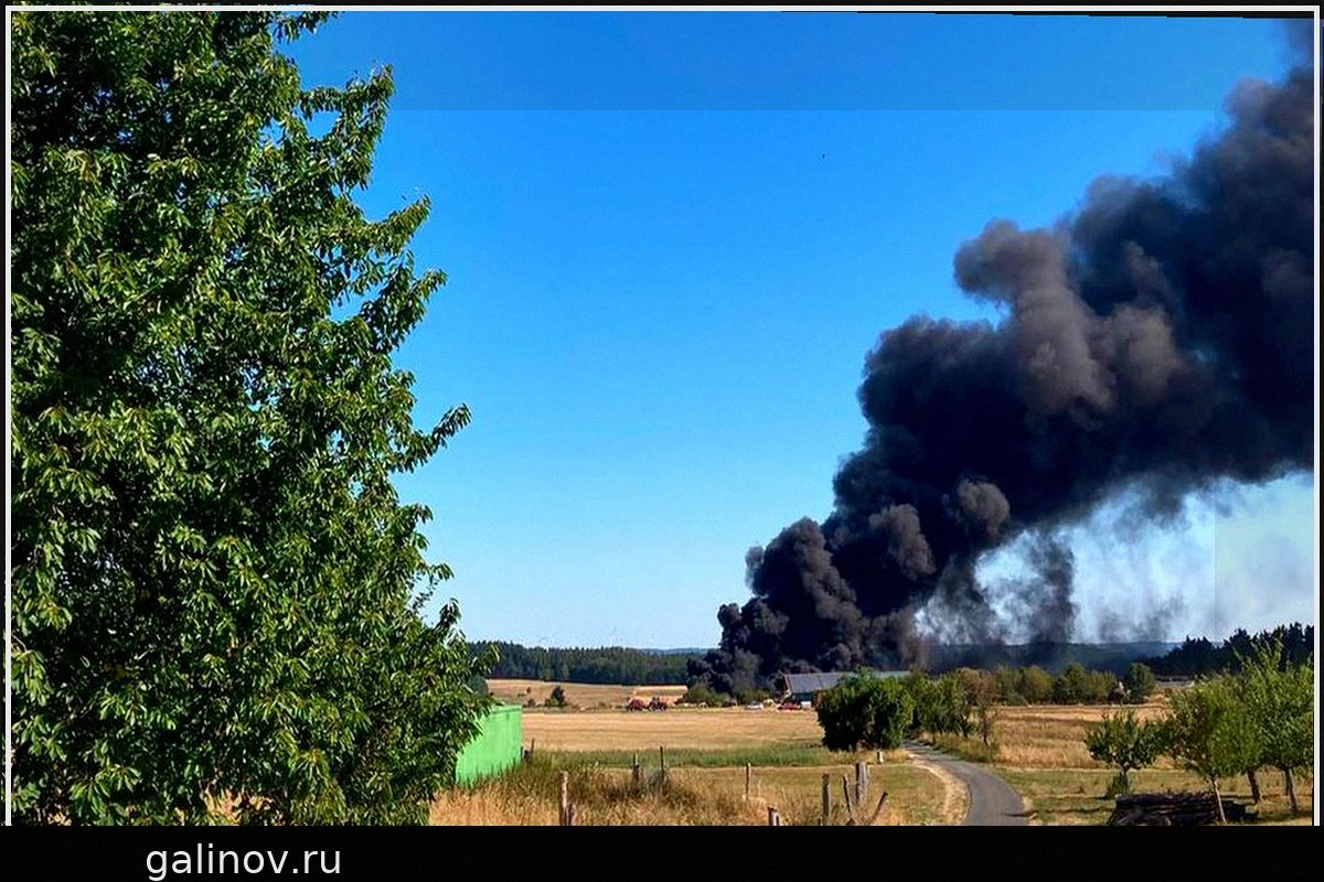 Крупный пожар в Хюттенберге: 1600 рулонов сена в огне